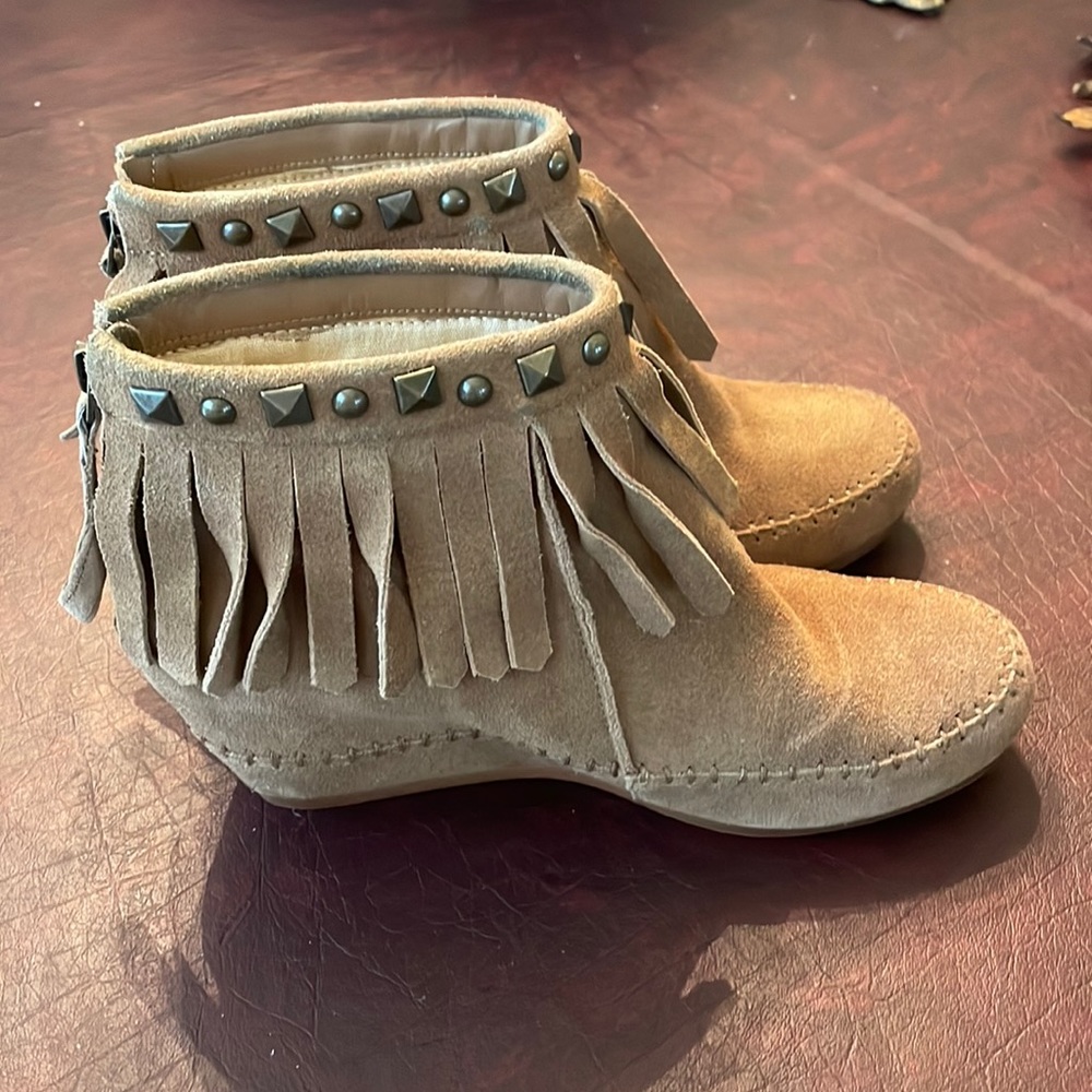 Crown Vintage Brown suede wedge bootie with fringe & grommets size 8.5